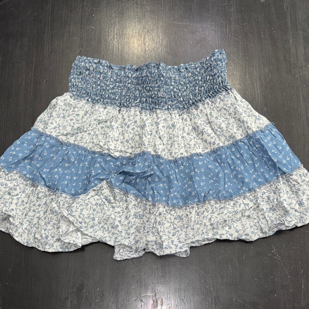 american eagle tiered blue floral skirt. fully lined. size small. new with tags.